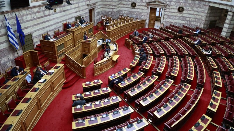 Ρευστές ισορροπίες στη Βουλή: Πώς διαμορφώνεται το νέο πολιτικό σκηνικό μετά τις ανεξαρτητοποιήσεις και τα νέα κόμματα