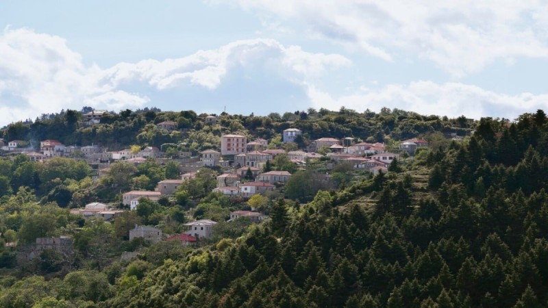 Δάση με έλατα, πλατάνια και άφθονα τρεχούμενα νερά: Το χωριό με την πιο όμορφη πλατεία