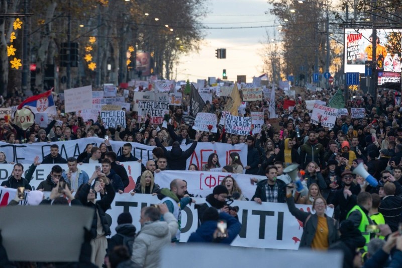 Μεγαλειώδης πορεία 80 χλμ. για τους 15 νεκρούς στον σιδηροδρομικό σταθμό του Νόβι Σαντ