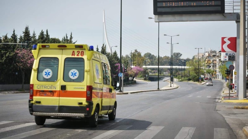 Σοβαρό τροχαίο στη Λεωφόρο Ποσειδώνος: Πεζός παρασύρθηκε από όχημα καθαριότητας